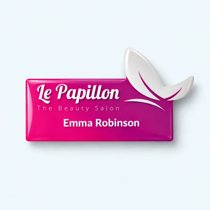 Een custom naambadge met het logo verwerkt in de vorm
